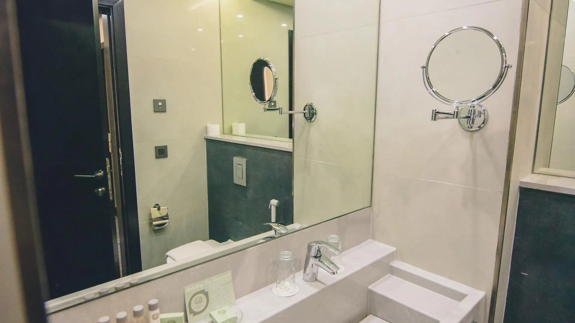 Louis V Hotel Beirut 5*,